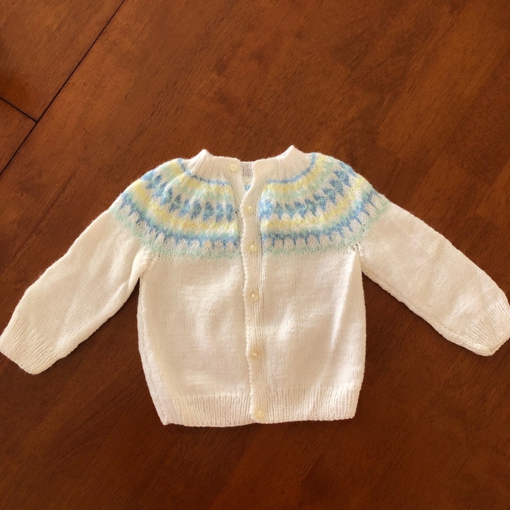 White knit cardigan sweater. Good condition. 100% acrylic. Size 12 month.